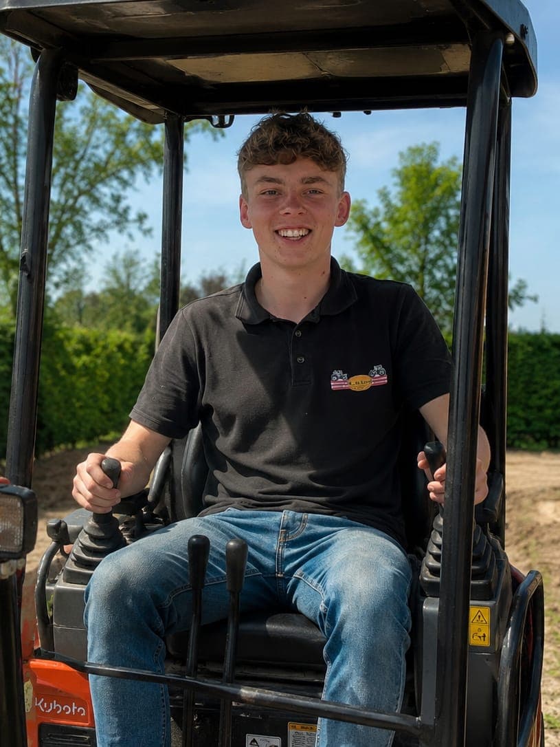 Thijs van Hulten aan het werk op de minigraafmachine